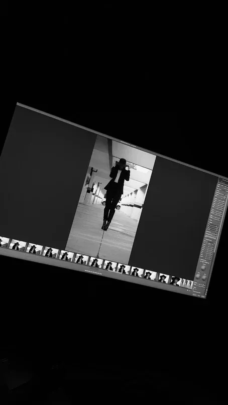 Bastidor de processo criativo: edição de imagem de desfile em monitor